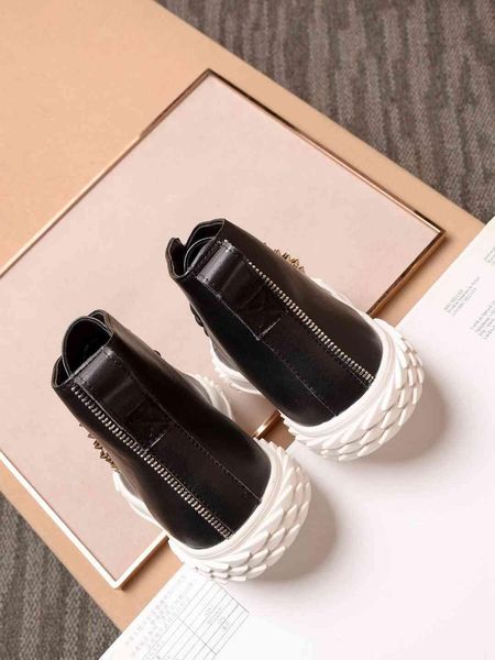 international big-name winter new designer rivets leather white black casual shoes men's classic wear students high-shoes 38-40 size
international big-name winter new designer rivets leather white black casual shoes men's classic wear students high-shoes 38-40 size