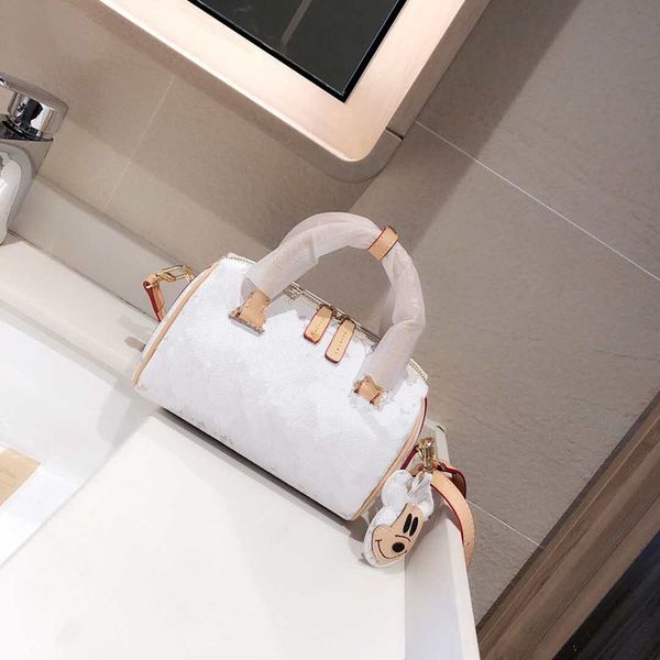 the new 2020 paragraphs show fashion female single shoulder bag portable pillow package
the new 2020 paragraphs show fashion female single shoulder bag portable pillow package
