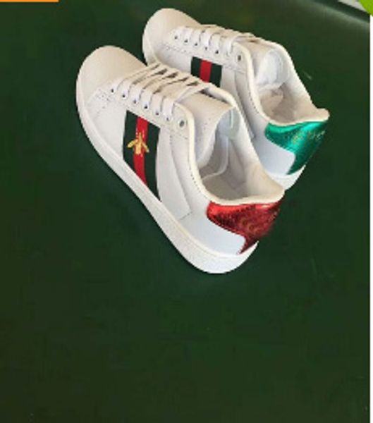 Fashion Embroidery Small White Shoes Men Women Loafers Sneakers Low Cut Lace-up Unisex Small Bee Zapatos Casual Flat Shoes 36-44
Fashion Embroidery Small White Shoes Men Women Loafers Sneakers Low Cut Lace-up Unisex Small Bee Zapatos Casual Flat Shoes 36-44