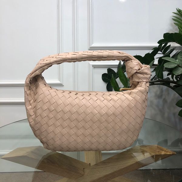 the new lady's one-shoulder bag high-end custom quality diagonal cross bag is fashionable and simple fashion trend leisure style adopts
the new lady's one-shoulder bag high-end custom quality diagonal cross bag is fashionable and simple fashion trend leisure style adopts