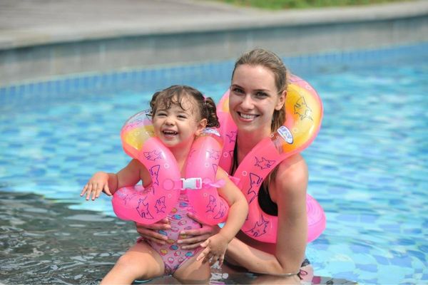 все плавание поплавки безопасности вокруг 
все плавание поплавки безопасности вокруг