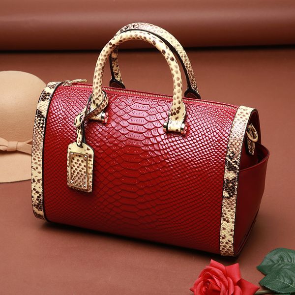 2019 новых женских кожаных сумок женских сумок красного плечо мода посланник
2019 новых женских кожаных сумок женских сумок красного плечо мода посланник