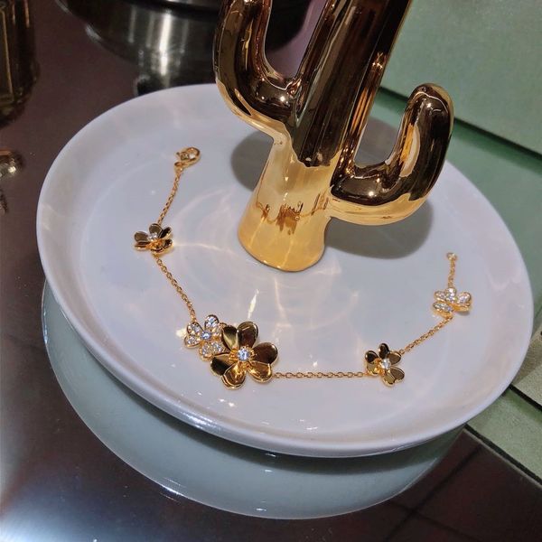 new 925 sterling silver clover noble temperament bracelet luxurious fashion exquisite brick inlaid french quality bracelet, Golden;silver
new 925 sterling silver clover noble temperament bracelet luxurious fashion exquisite brick inlaid french quality bracelet, Golden;silver