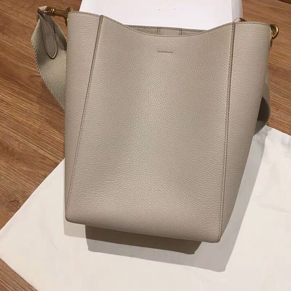 2020 spring new korean version of the women's wide shoulder bag bucket bag leather wild shoulder diagonal
2020 spring new korean version of the women's wide shoulder bag bucket bag leather wild shoulder diagonal