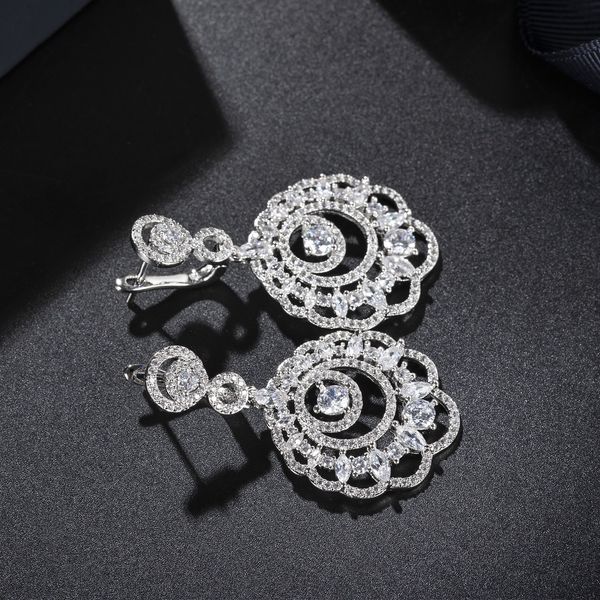Korean temperament long luxury Earrings zircon retro lace ring earrings super fairy European and American banquet accessories
Korean temperament long luxury Earrings zircon retro lace ring earrings super fairy European and American banquet accessories
