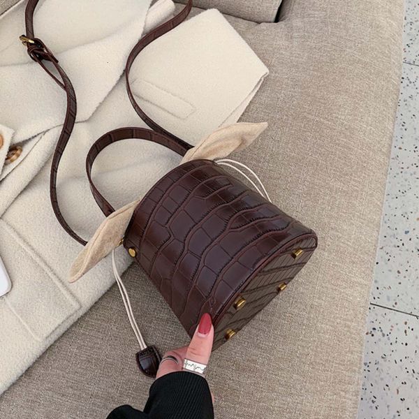 змеевидная кожа crossbody сумка для женщин 2020 роскошные сумки дизайнерские дамы ручной тотализатор плечо сумка мешок основной женский
змеевидная кожа crossbody сумка для женщин 2020 роскошные сумки дизайнерские дамы ручной тотализатор плечо сумка мешок основной женский