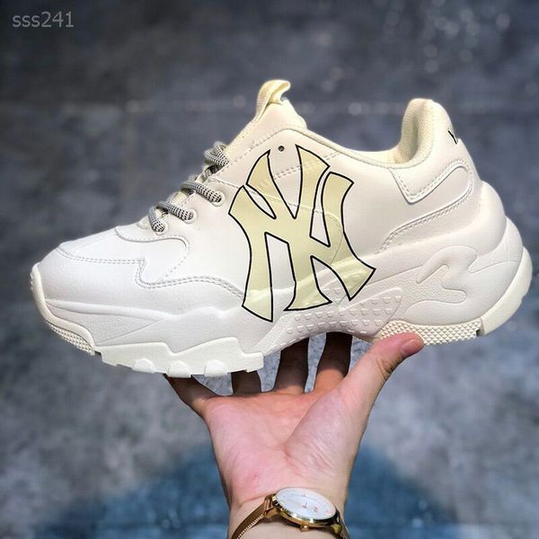 2020 handsome new fashion wild sneaker triple leisure mens women beige black running shoes sports shoe trainers
2020 handsome new fashion wild sneaker triple leisure mens women beige black running shoes sports shoe trainers