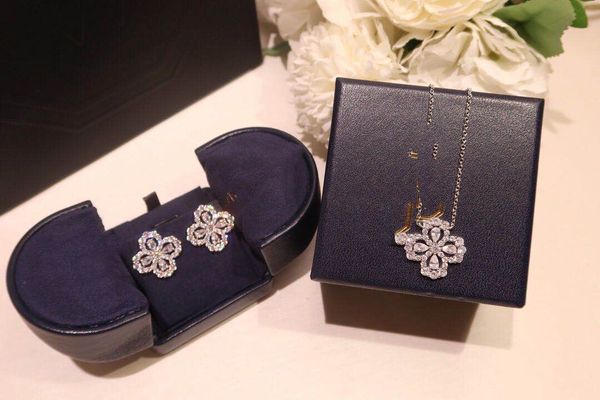 high-quality new luxury designer s925 sterling silver necklace, four-leaf clover full diamond luxury jewelry female designer chain length 45
high-quality new luxury designer s925 sterling silver necklace, four-leaf clover full diamond luxury jewelry female designer chain length 45