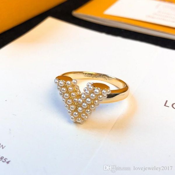 luxury designer jewelry women rings letter v with pearl band rins high-end silver rose gold chain elegant rings with alphabet
luxury designer jewelry women rings letter v with pearl band rins high-end silver rose gold chain elegant rings with alphabet