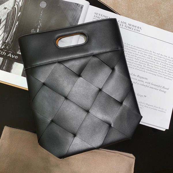 2020 new plaid woven large handbag fashion large capacity portable real leather bag shopping bag folding bag
2020 new plaid woven large handbag fashion large capacity portable real leather bag shopping bag folding bag