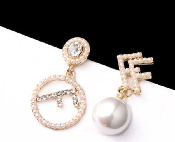 горячие продажи мода дизайнер ювелирных изделий стержня уха white pearl письмо подвеска мотаться серьги для женщин lady563
горячие продажи мода дизайнер ювелирных изделий стержня уха white pearl письмо подвеска мотаться серьги для женщин lady563