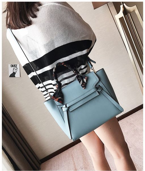 2020 new female bag designer wild handbag fashion luxury handbag commuter scarf one shoulder messenger bag cope
2020 new female bag designer wild handbag fashion luxury handbag commuter scarf one shoulder messenger bag cope
