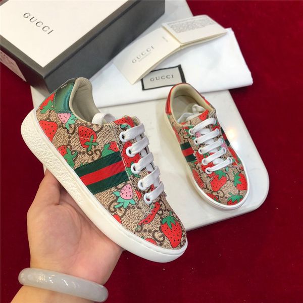 2020 new kids girls shoes strawberry print kids casual shoes boys luxury designer sneakers superstar leather childrens shoe kids sneakers, Black;red
2020 new kids girls shoes strawberry print kids casual shoes boys luxury designer sneakers superstar leather childrens shoe kids sneakers, Black;red