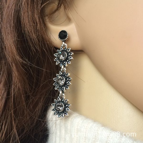 luxury palace temperament crystal earring earring female lady all-match earring accessory, Golden
luxury palace temperament crystal earring earring female lady all-match earring accessory, Golden