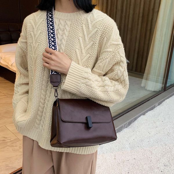 ladies shoulder bag beige simple retro small bag women's new korean diagonal cross chain fashion small square
ladies shoulder bag beige simple retro small bag women's new korean diagonal cross chain fashion small square