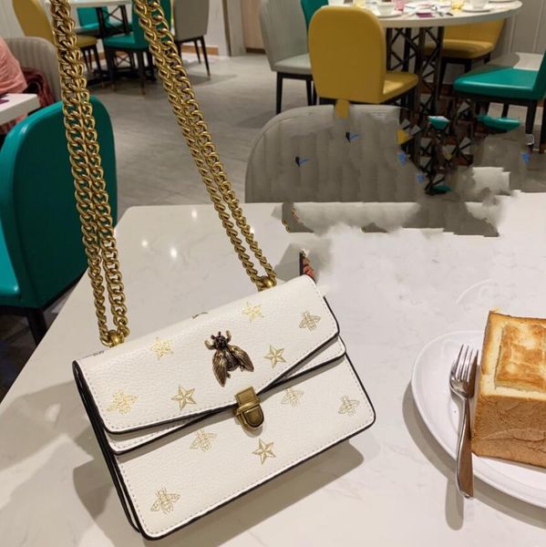 new white and red optional womens special fashion honeychain leather bag diagonal cross bag size :21*14cm
new white and red optional womens special fashion honeychain leather bag diagonal cross bag size :21*14cm