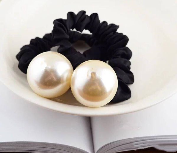 2020 classic fashion c pearls elastic hair rope ladys collection item fashion hair accessories big pearl with marks party souvenirs
2020 classic fashion c pearls elastic hair rope ladys collection item fashion hair accessories big pearl with marks party souvenirs