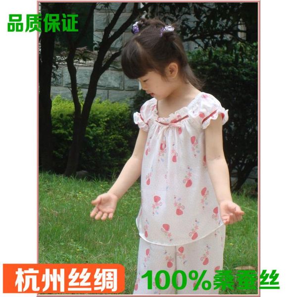high-quality 100% silk pajamas child girl summer strawberry printing / round neck short sleeve + pants real pure silk tracksuit, Blue;red
high-quality 100% silk pajamas child girl summer strawberry printing / round neck short sleeve + pants real pure silk tracksuit, Blue;red