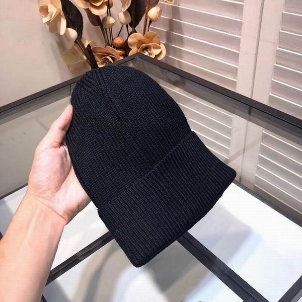 2019 new luxury fashion knitting cotton hats good quality women men winter warm black long hats with box, Blue;gray
2019 new luxury fashion knitting cotton hats good quality women men winter warm black long hats with box, Blue;gray