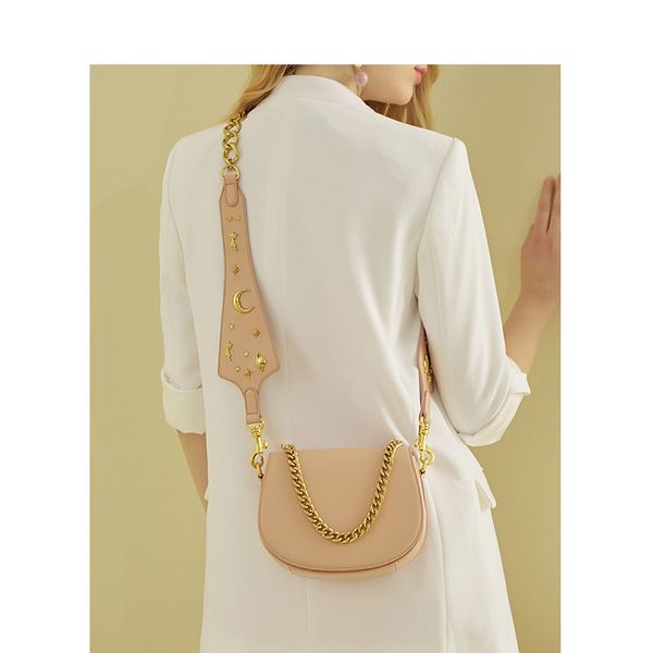 2019 new chain saddle bag solid color real leather single shoulder slanted women's bag 
2019 new chain saddle bag solid color real leather single shoulder slanted women's bag