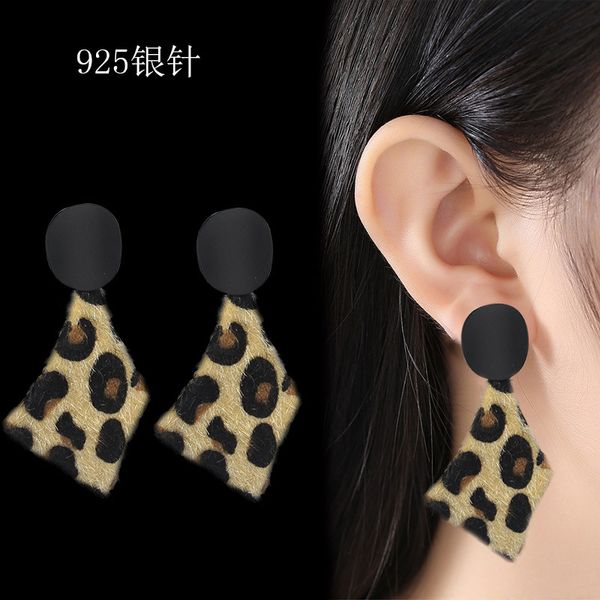 южная корея 925 silver pin sexy leopard серьги европейский американских ретро длинные серьги моды преувеличены temperament пятна сердце
южная корея 925 silver pin sexy leopard серьги европейский американских ретро длинные серьги моды преувеличены temperament пятна сердце