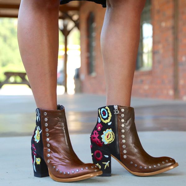 retro pointed toe women's leather boots rivet ladies autumn shoes fashion embroidery floral single shoes women's winter boots, Black
retro pointed toe women's leather boots rivet ladies autumn shoes fashion embroidery floral single shoes women's winter boots, Black