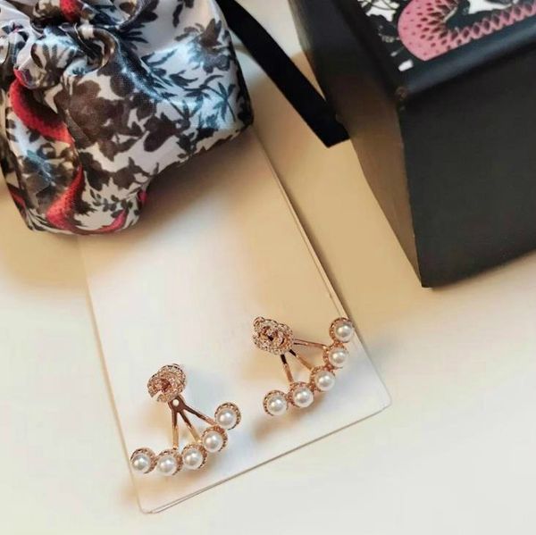 Top designer wedding jewelry luxury CC earrings letter pearl sterling silver stud earrings 2 wear method
Top designer wedding jewelry luxury CC earrings letter pearl sterling silver stud earrings 2 wear method