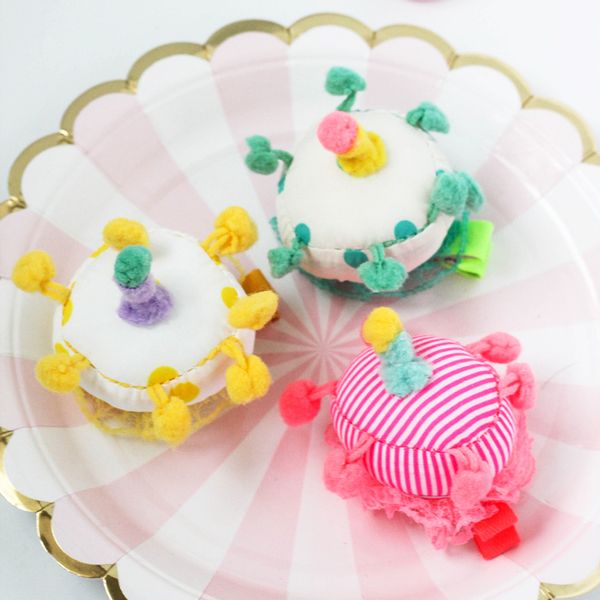 1pcs fashion cute child party birthday cake hairpins solid pom pom cupcake hair clips hair accessories for girls kids headwear, Slivery;white
1pcs fashion cute child party birthday cake hairpins solid pom pom cupcake hair clips hair accessories for girls kids headwear, Slivery;white