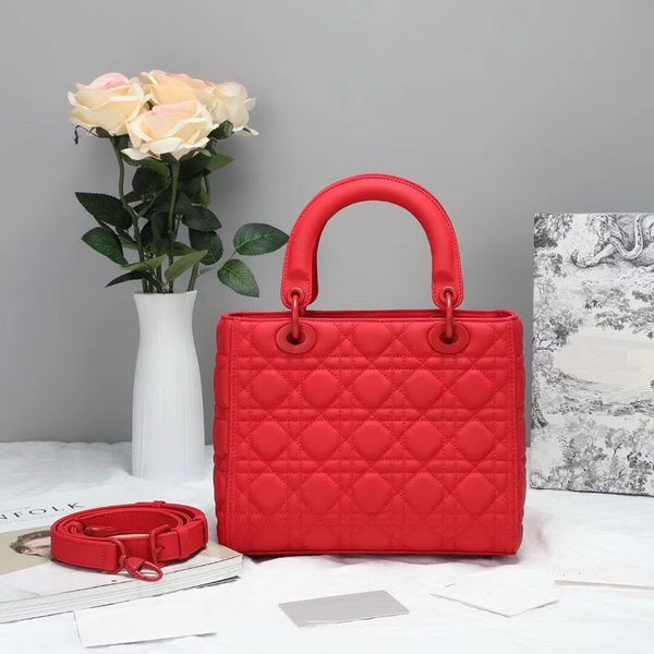 ms. handbags, explosions, fashion, matte, dark and dark, are made of pure calf leather. together with the exquisite metal chain, all of them
ms. handbags, explosions, fashion, matte, dark and dark, are made of pure calf leather. together with the exquisite metal chain, all of them