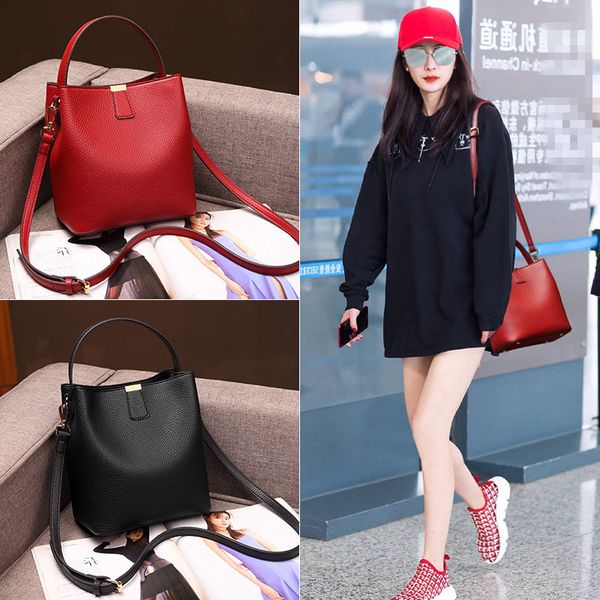 небольшая сумка 2019 all-матч tide мэх руки коносамент плечо satchel bucket женщина пакет tide luxury bag
небольшая сумка 2019 all-матч tide мэх руки коносамент плечо satchel bucket женщина пакет tide luxury bag