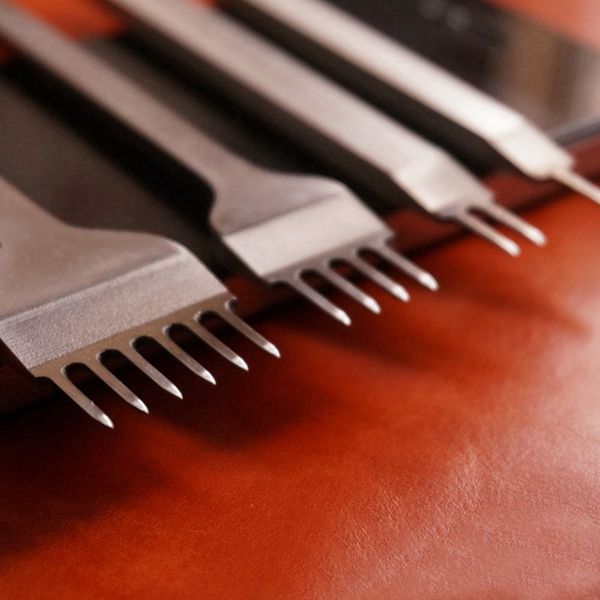 4pcs/set 3mm 4mm 5mm leather craft tools hole punches stitching punch tool 1+2+4+6 prong leathercraft punching tools set, Black
4pcs/set 3mm 4mm 5mm leather craft tools hole punches stitching punch tool 1+2+4+6 prong leathercraft punching tools set, Black