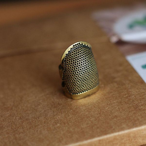 diy ремесло vintage gold finger протектор игла наперсток античного кольцо handworking металл колющие инструменты для шитья аксессуары
diy ремесло vintage gold finger протектор игла наперсток античного кольцо handworking металл колющие инструменты для шитья аксессуары