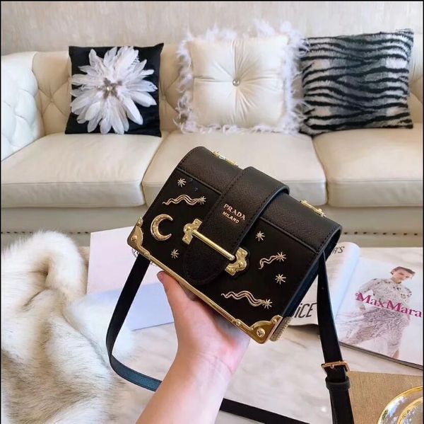 2020 бренды седло сумка дизайнеры сумки женская сумка Crossbody Messenger сумки кошелек христианский кошелек Женщины сумки кошельки теги 010
2020 бренды седло сумка дизайнеры сумки женская сумка Crossbody Messenger сумки кошелек христианский кошелек Женщины сумки кошельки теги 010