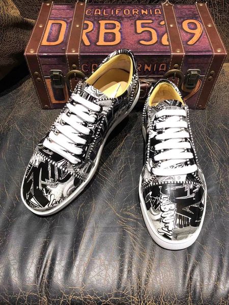 luxurious white black graffiti patent leather low-junior red bottom sneaker shoes for women,men casual walking,elegant party wedding
luxurious white black graffiti patent leather low-junior red bottom sneaker shoes for women,men casual walking,elegant party wedding