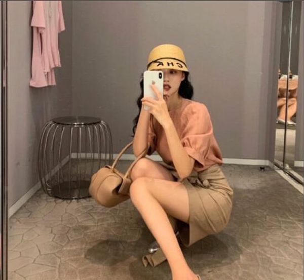 new series of web celebrity street shooting artware with wonton bag in hand super good-looking perfect quality not cross-body size 20*14cm
new series of web celebrity street shooting artware with wonton bag in hand super good-looking perfect quality not cross-body size 20*14cm