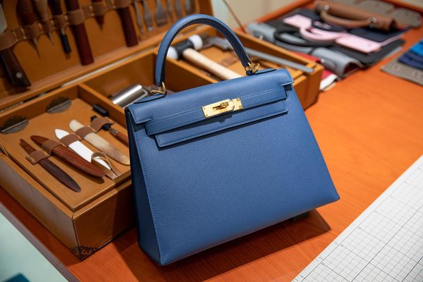 Top big luxury fashion designer bag handbag messenger bag TOGO cow leather special gold buckle manual DHL free shipping
Top big luxury fashion designer bag handbag messenger bag TOGO cow leather special gold buckle manual DHL free shipping
