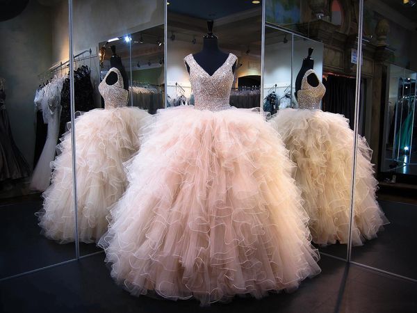 2018 New Champagne Quinceanera Dresses V-neck Ball Gowns Crystal Beadings Organza Ruffled Low Back Long Prom Gowns
2018 New Champagne Quinceanera Dresses V-neck Ball Gowns Crystal Beadings Organza Ruffled Low Back Long Prom Gowns