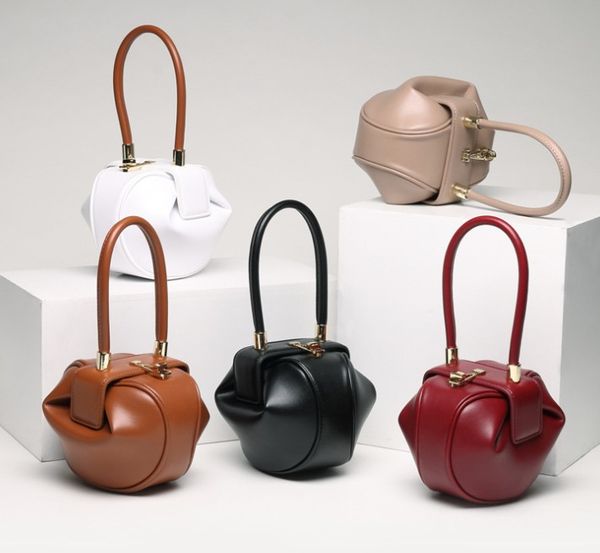 genuine leather european and american fashion ladies saddle shoulder bag cowhide leather luxury handbags messenger round bag
genuine leather european and american fashion ladies saddle shoulder bag cowhide leather luxury handbags messenger round bag