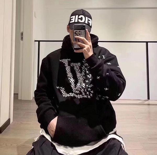 Женская мужская толстовка 0 LOUIS VUITTON напечатаны длинный рукав Hoodie хип-хоп Толстовка верхняя одежда спортивная одежда
Женская мужская толстовка 0 LOUIS VUITTON напечатаны длинный рукав Hoodie хип-хоп Толстовка верхняя одежда спортивная одежда