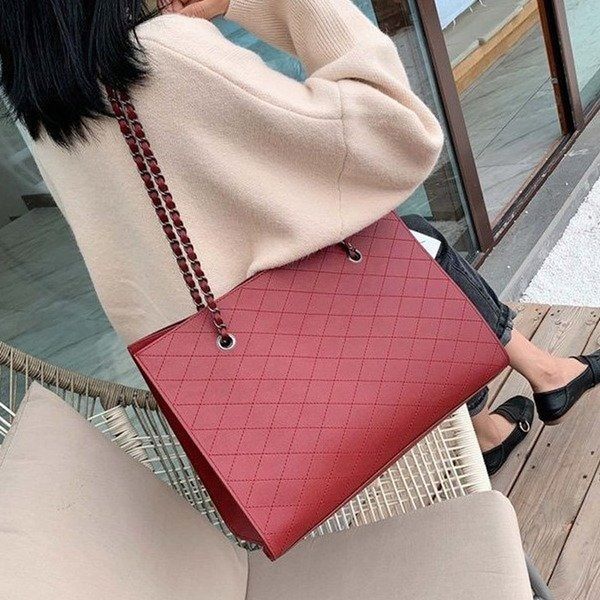 2020 new european and american fashion women's bag small fragrance wind big bag chain daughter large capacity shoulder
2020 new european and american fashion women's bag small fragrance wind big bag chain daughter large capacity shoulder