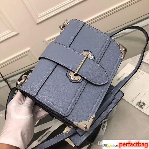 2018 the latest handbag, two shoulder straps, imported granulated cow leather, ancient silver hardware
2018 the latest handbag, two shoulder straps, imported granulated cow leather, ancient silver hardware
