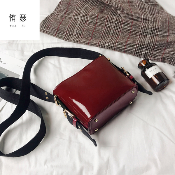 woman handbag2020 new edition of high-quality bright surface bucket wide small shoulder leather shoulder slope patent leather
woman handbag2020 new edition of high-quality bright surface bucket wide small shoulder leather shoulder slope patent leather