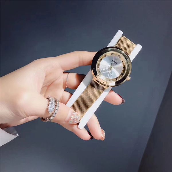 Новый мужчина женщина Военные часы Нержавеющая сталь Повседневные наручные часы
Новый мужчина женщина Военные часы Нержавеющая сталь Повседневные наручные часы