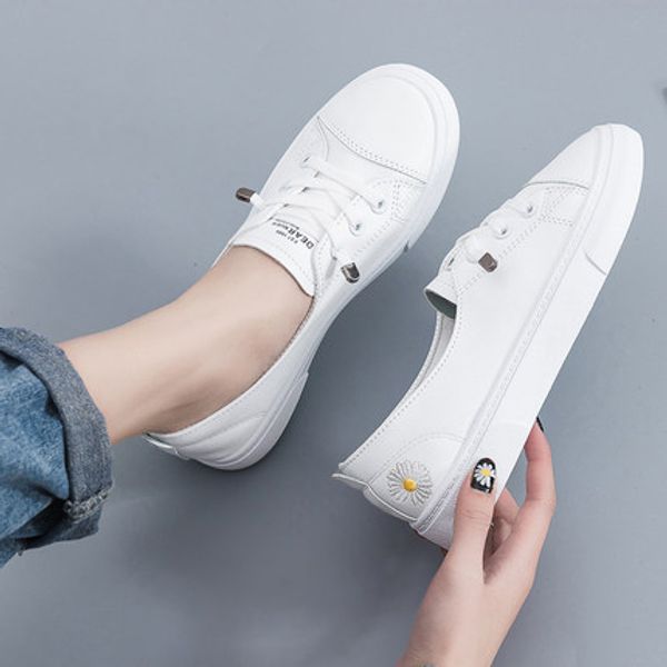 summer soft bottom lazy flat sole sneakers breathable 
summer soft bottom lazy flat sole sneakers breathable