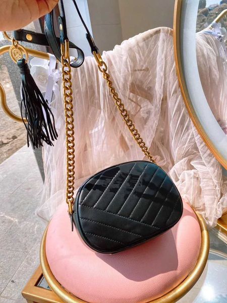 the new shop 2020 head layer cowhide make tassels camera bag shoulder inclined shoulder bag chain decoration hollow out hardware collocation 
the new shop 2020 head layer cowhide make tassels camera bag shoulder inclined shoulder bag chain decoration hollow out hardware collocation