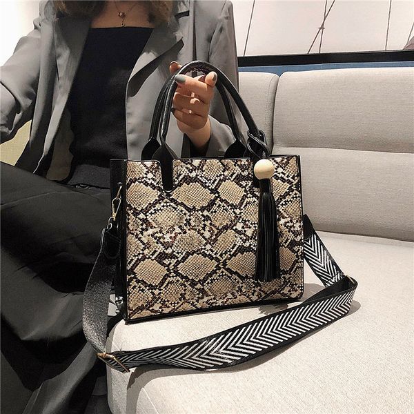 урожай щитового серпантин кисточка pu tote сумка женщина кожа top handle сумка на ремень высокой емкость ковша crossbody сумка
урожай щитового серпантин кисточка pu tote сумка женщина кожа top handle сумка на ремень высокой емкость ковша crossbody сумка