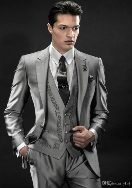 classic embroidery tuxedos groom wedding men suits mens wedding suits tuxedo costumes de smoking pour hommes men(jacket+pants+tie+vest) 212, Black;gray
classic embroidery tuxedos groom wedding men suits mens wedding suits tuxedo costumes de smoking pour hommes men(jacket+pants+tie+vest) 212, Black;gray