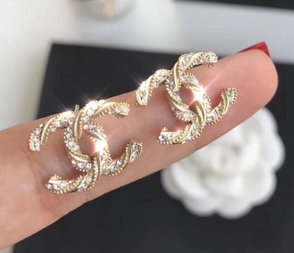 Популярные мода высокое качество версия двухсторонние дизайнерские серьги с бриллиантами для женщин свадьба роскошные ювелирные изделия с b0320gold
Популярные мода высокое качество версия двухсторонние дизайнерские серьги с бриллиантами для женщин свадьба роскошные ювелирные изделия с b0320gold