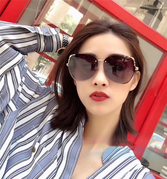 2019 new style sunglasses for the lady in the box frameless polarized sunglasses 71136 plate leg fashion sunshade, White;black
2019 new style sunglasses for the lady in the box frameless polarized sunglasses 71136 plate leg fashion sunshade, White;black