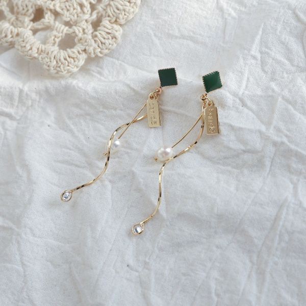 novel chic pearl decoration spiral korean style geometric women earrings 2019 earrings, Golden;silver
novel chic pearl decoration spiral korean style geometric women earrings 2019 earrings, Golden;silver